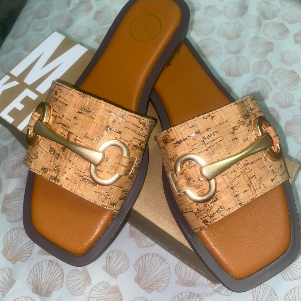Elegant Cork Sandals with Gold Accent - Picture 4 of 5